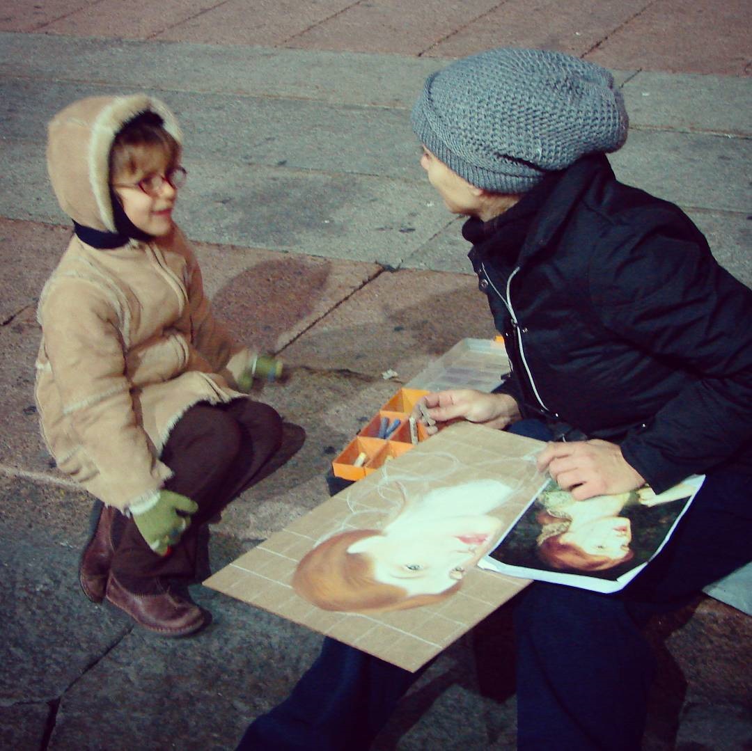 Daniela Spagnuolo parla con una bambina al Buskers Festival